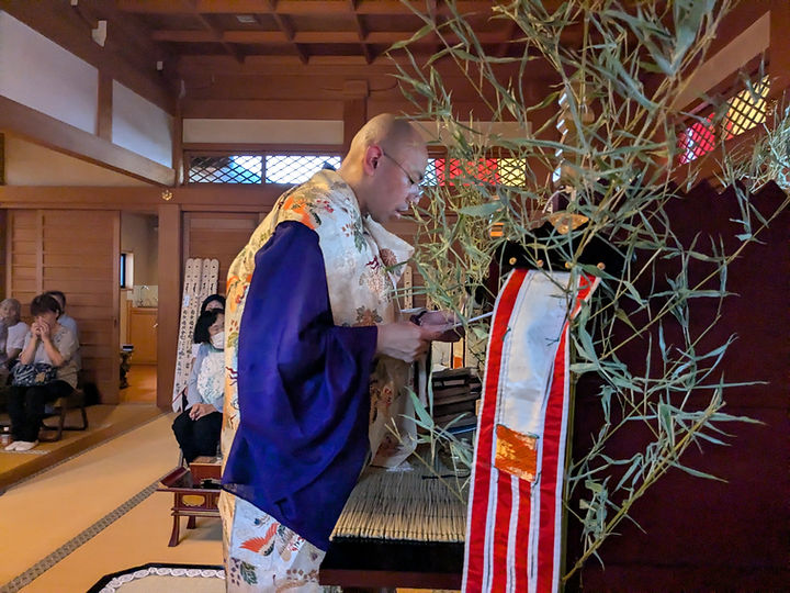 大施餓鬼会法要 - 住職による施餓鬼法要の様子