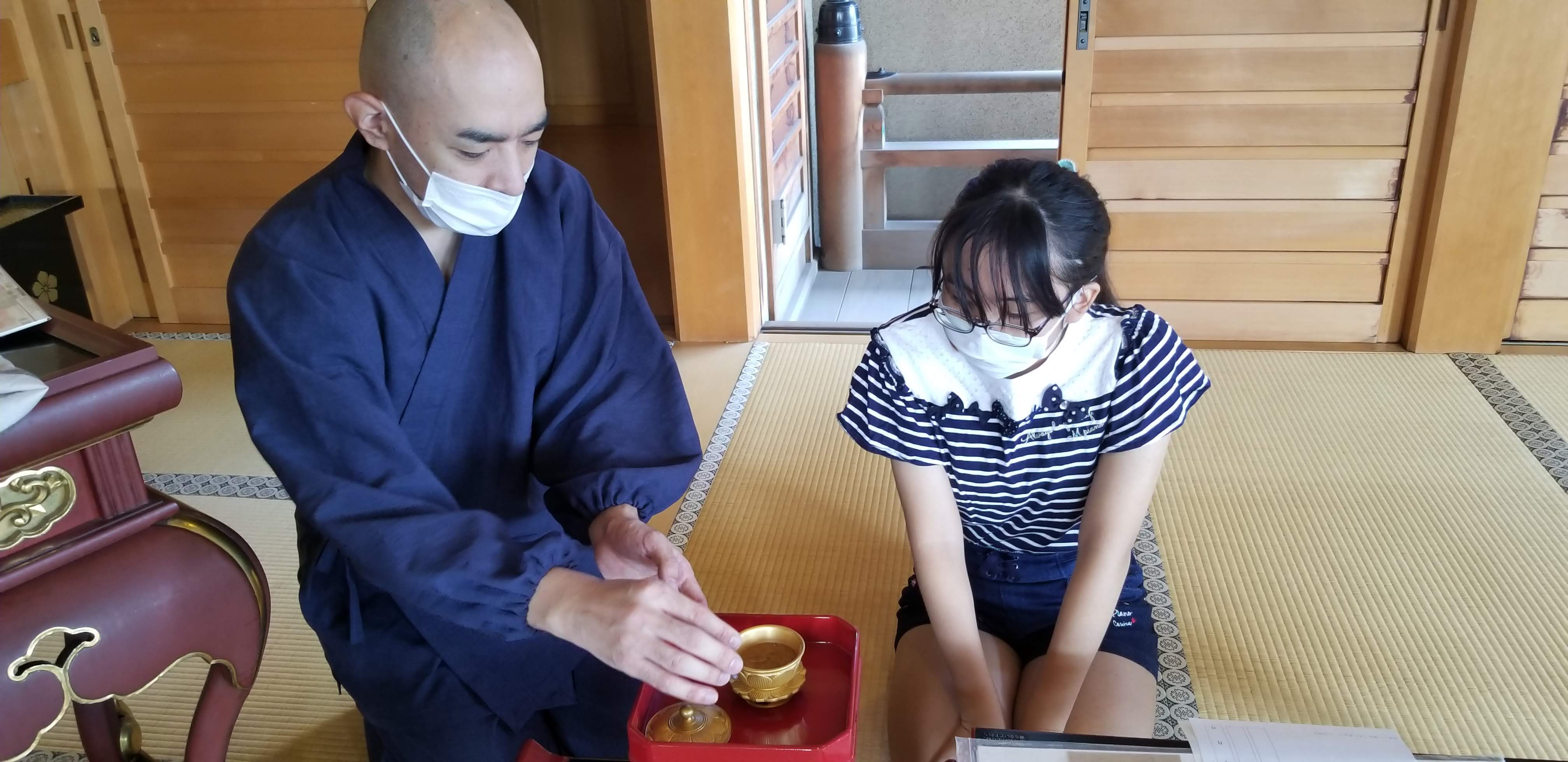 住職指導による写経・写仏会の様子